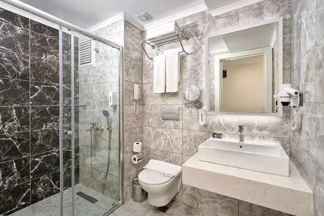 https://images.etstur.com/imgproxy/resize/2560x1440/files/images/hotelImages/etsrooms/960/Grand_Uysal_Beach___Spa_Hotel_20260226131217_1.jpg