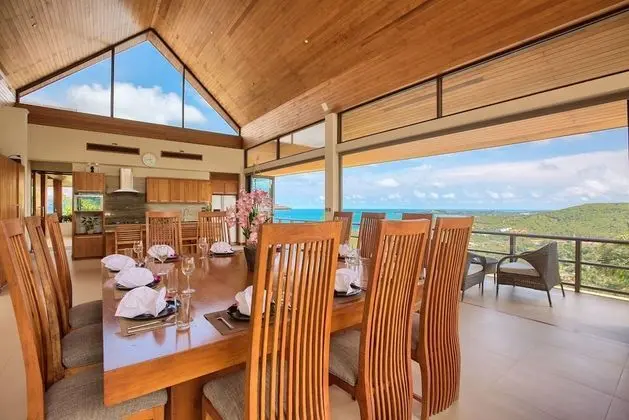 5 Bedrooms Villa with Private Pool