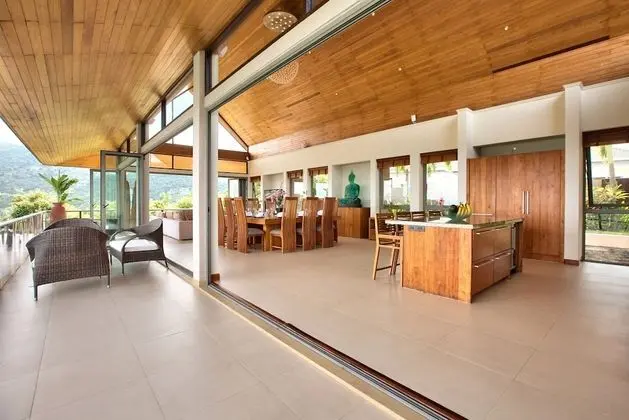 5 Bedrooms Villa with Private Pool
