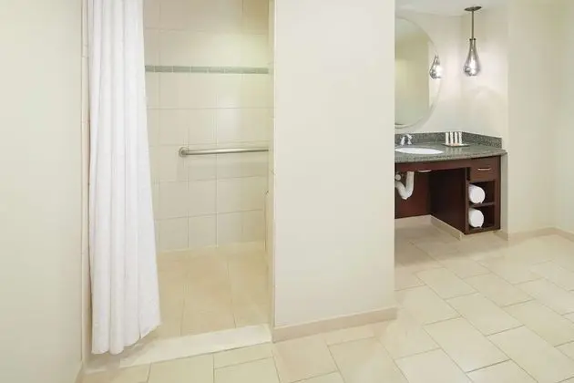 Süit, 1 Yatak Odası, Engellilere Uygun, Kısmi Deniz Manzarası (Hearing, Roll-in Shower, City View)