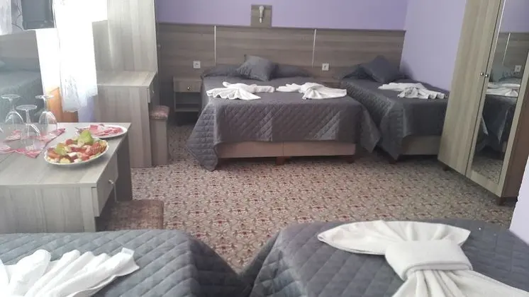 Dort Kisilik Balkonlu Oda