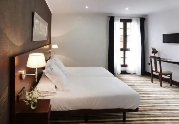 Tek Büyük veya İki Ayrı Yataklı Oda, Bahçe Manzaralı