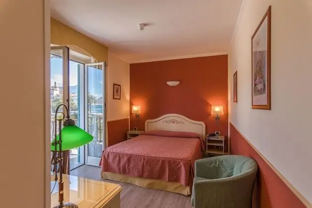 Deluxe Tek Büyük Yataklı Oda, Kısmi Deniz Manzaralı