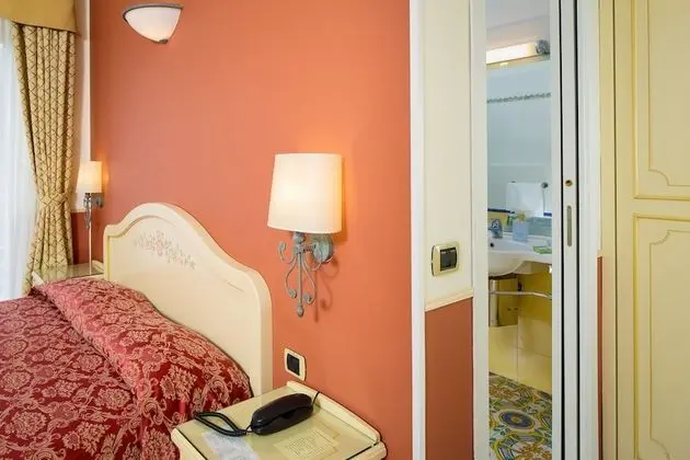 Deluxe Tek Büyük Yataklı Oda, Kısmi Deniz Manzaralı