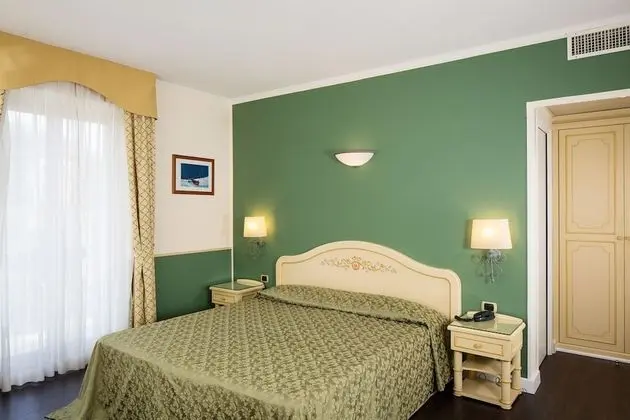 Deluxe Tek Büyük Yataklı Oda, Kısmi Deniz Manzaralı