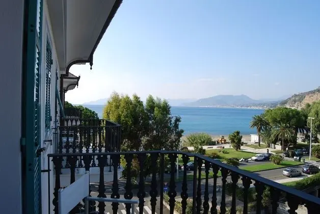 Deluxe Tek Büyük Yataklı Oda, Kısmi Deniz Manzaralı