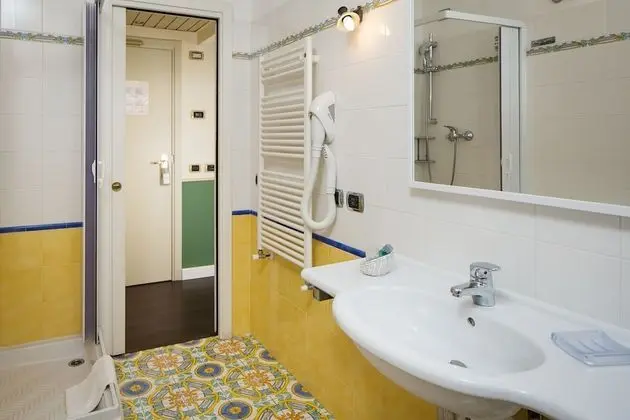 Deluxe Tek Büyük Yataklı Oda, Kısmi Deniz Manzaralı