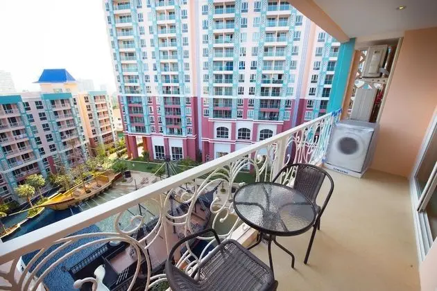 2-Bedroom Condo with Pool View