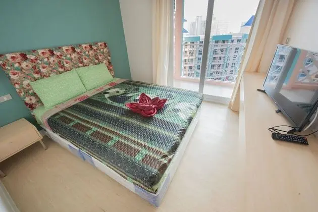 2-Bedroom Condo with Pool View
