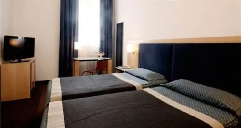 Büyük Yataklı Tek Kişilik Oda