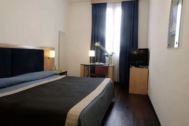 Büyük Yataklı Tek Kişilik Oda