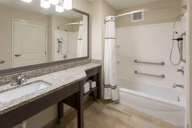Oda, Birden Çok Yatak, Engellilere Uygun (Accessible Double Queen Suite)