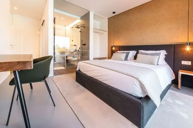 Deluxe Tek Büyük Yataklı Oda, Havuz Manzaralı