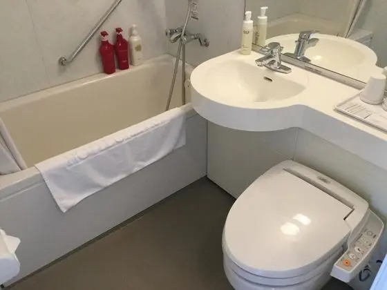 Üç Kişilik Oda, Sigara İçilmez