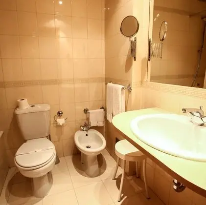 Üç Kişilik Oda