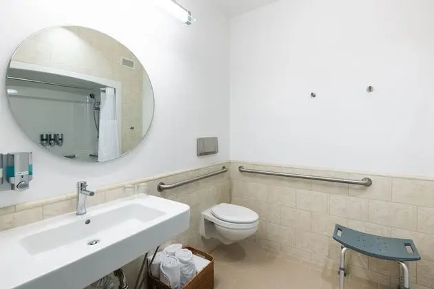 Senior Tek Büyük Yataklı Oda