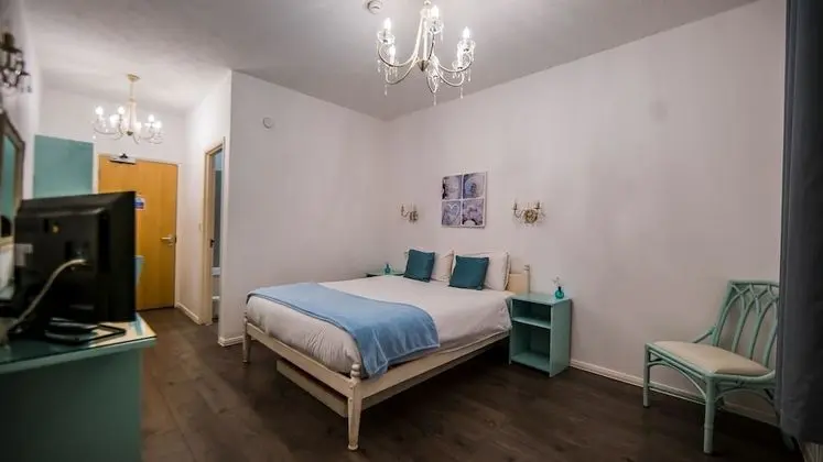 Basic Tek Büyük veya İki Ayrı Yataklı Oda