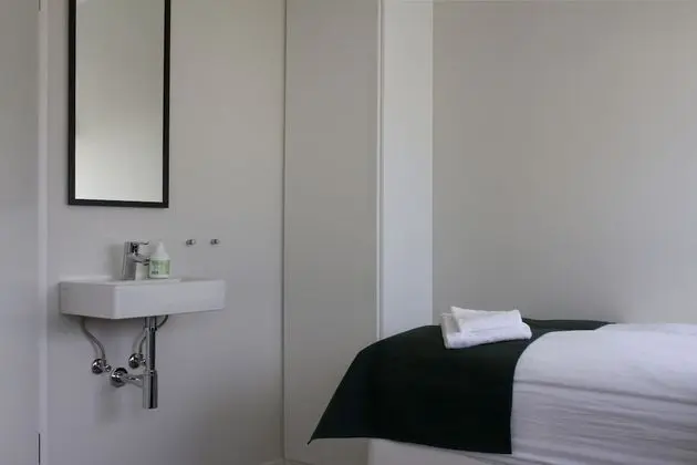 İki Ayrı Yataklı Oda, Ortak Banyo