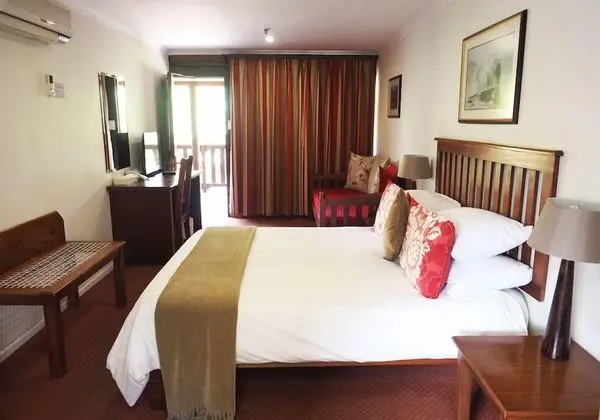 Queen Room (2)