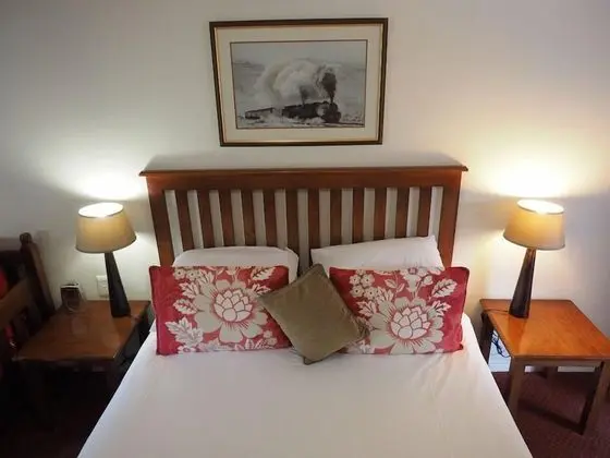 Queen Room (2)