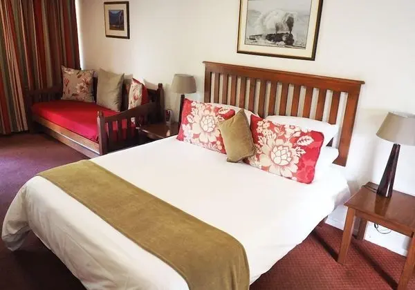 Queen Room (2)