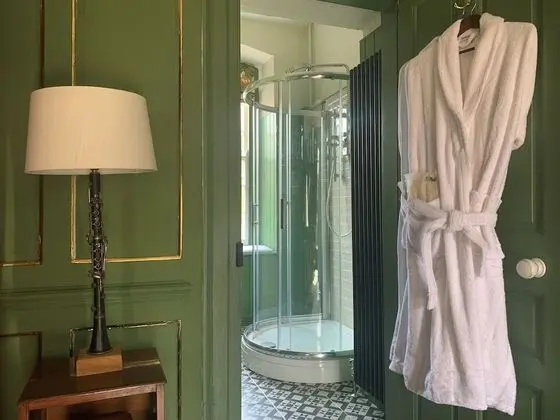 Luxury Süit (Luttrell)