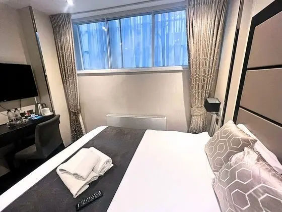 City Tek Büyük Yataklı Oda