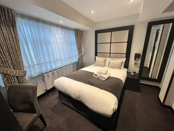 City Tek Büyük Yataklı Oda