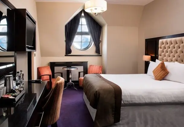 EXECUTIVE ROOM