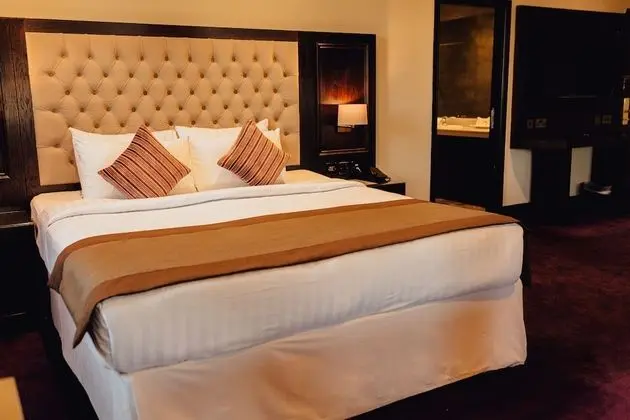 EXECUTIVE ROOM
