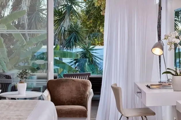 https://i.travelapi.com/lodging/1000000/90000/82100/82100/0c44a8dd_z.jpg