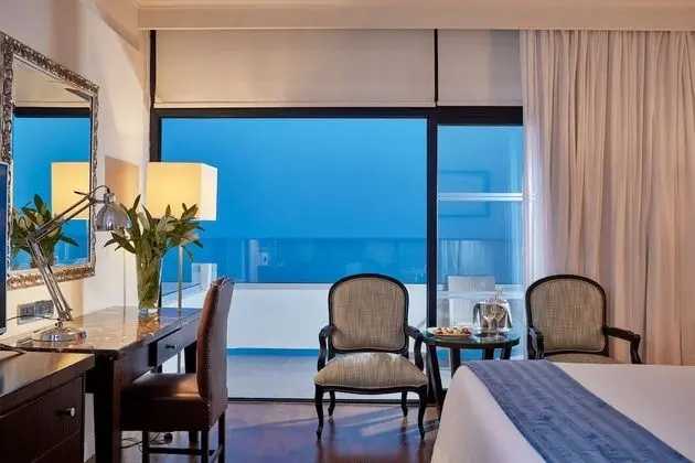 https://i.travelapi.com/lodging/1000000/90000/82100/82100/0c7d709b_z.jpg