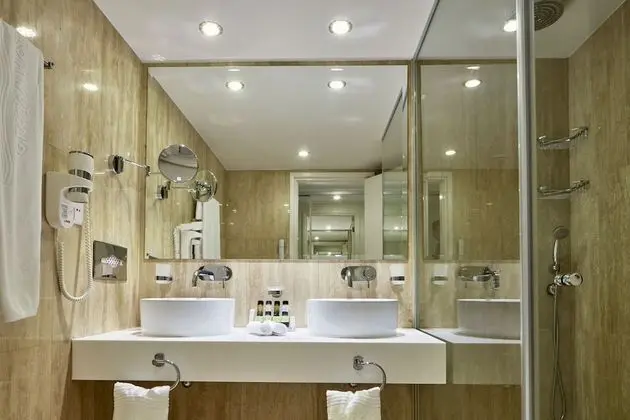 https://i.travelapi.com/lodging/1000000/90000/82100/82100/2b03bbc2_z.jpg