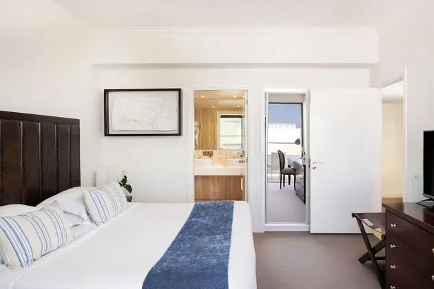 https://i.travelapi.com/lodging/1000000/90000/82100/82100/2d18f9cd_z.jpg