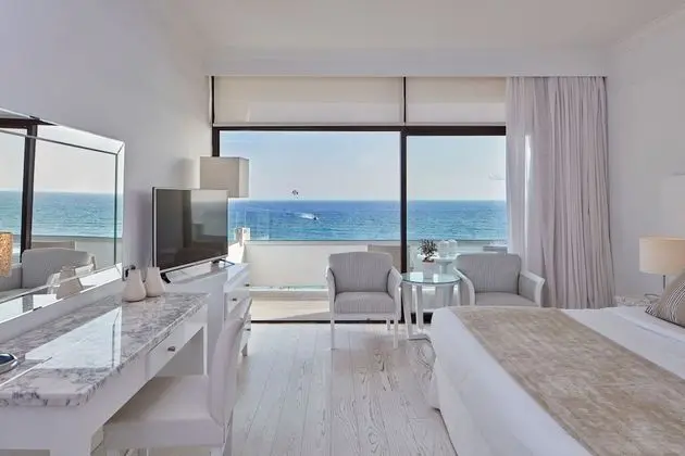https://i.travelapi.com/lodging/1000000/90000/82100/82100/4d546c7f_z.jpg
