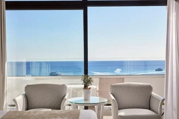 https://i.travelapi.com/lodging/1000000/90000/82100/82100/4e778644_z.jpg