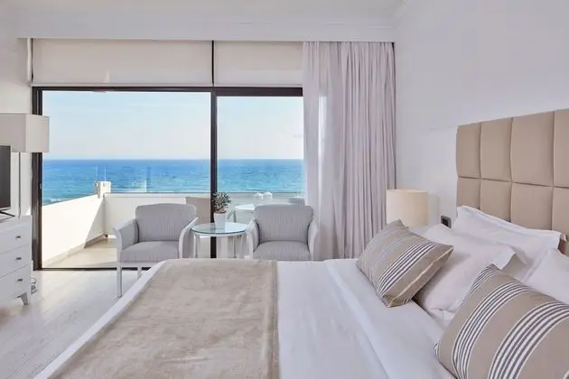 https://i.travelapi.com/lodging/1000000/90000/82100/82100/50f808f1_z.jpg