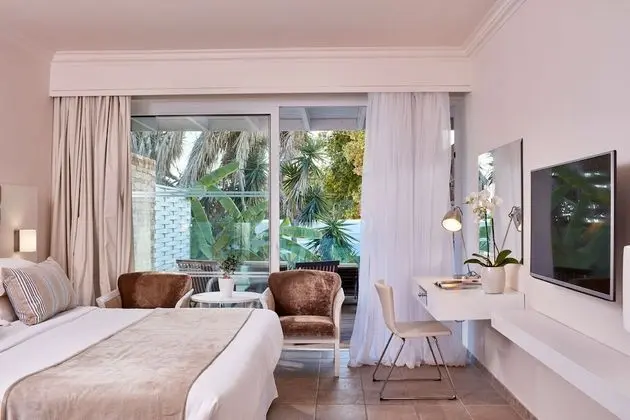 https://i.travelapi.com/lodging/1000000/90000/82100/82100/58ceb182_z.jpg