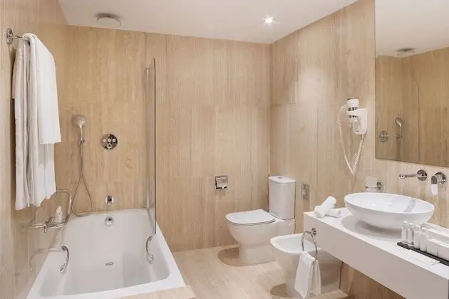 https://i.travelapi.com/lodging/1000000/90000/82100/82100/8cb0f64e_z.jpg