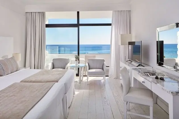 https://i.travelapi.com/lodging/1000000/90000/82100/82100/8f66e025_z.jpg