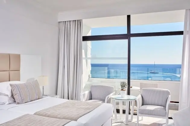 https://i.travelapi.com/lodging/1000000/90000/82100/82100/9557c542_z.jpg