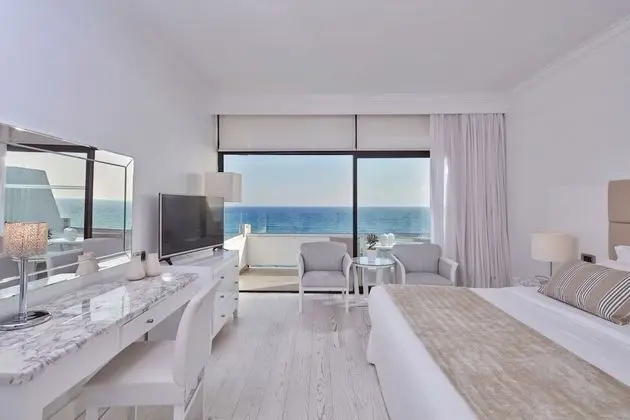 https://i.travelapi.com/lodging/1000000/90000/82100/82100/9f8601d6_z.jpg
