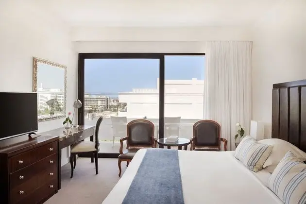 https://i.travelapi.com/lodging/1000000/90000/82100/82100/a437b8ca_z.jpg