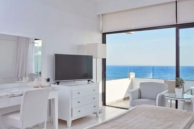 https://i.travelapi.com/lodging/1000000/90000/82100/82100/b09a211b_z.jpg