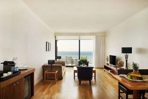 https://i.travelapi.com/lodging/1000000/90000/82100/82100/cb6d0f7d_z.jpg