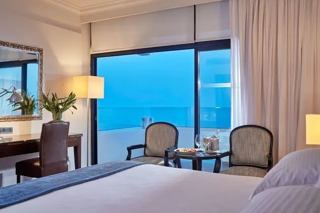 https://i.travelapi.com/lodging/1000000/90000/82100/82100/cd349558_z.jpg
