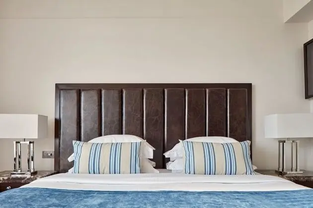 https://i.travelapi.com/lodging/1000000/90000/82100/82100/e167c5d1_z.jpg