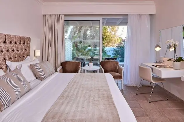 https://i.travelapi.com/lodging/1000000/90000/82100/82100/f91cb4cf_z.jpg