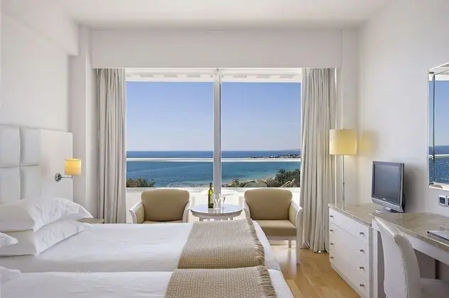 https://i.travelapi.com/lodging/5000000/4050000/4047500/4047500/16c95e62_z.jpg