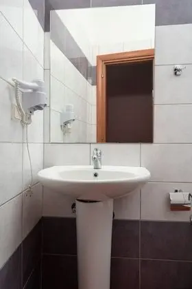 Üç Kişilik Oda, Zemin Kat